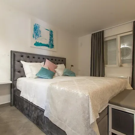 Luxury Citrin With Shared Pool * Макарска