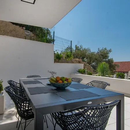 Апартаменты Luxury Citrin With Shared Pool