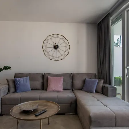 Luxury Citrin With Shared Pool Apartment Makarska