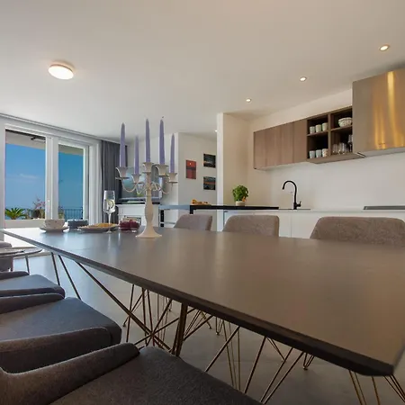 Luxury Citrin With Shared Pool Apartment