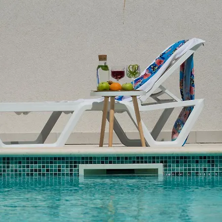 Luxury Citrin With Shared Pool Апартаменты Макарска