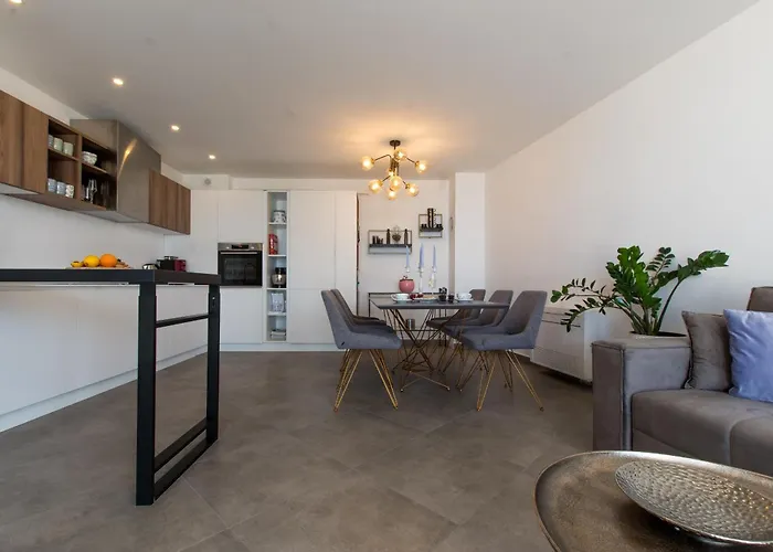 Luxury Citrin With Shared Pool Makarska