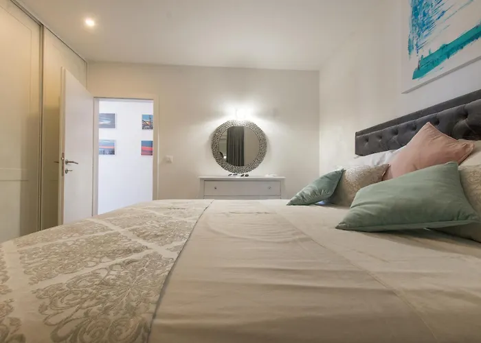 Luxury Citrin With Shared Pool Apartament